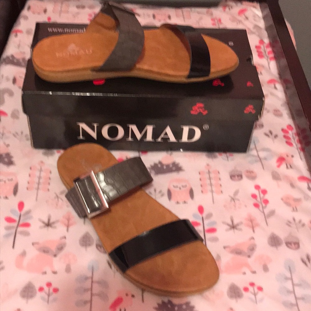 🌸EUC🌸 Black & Gray/Silver Sandals